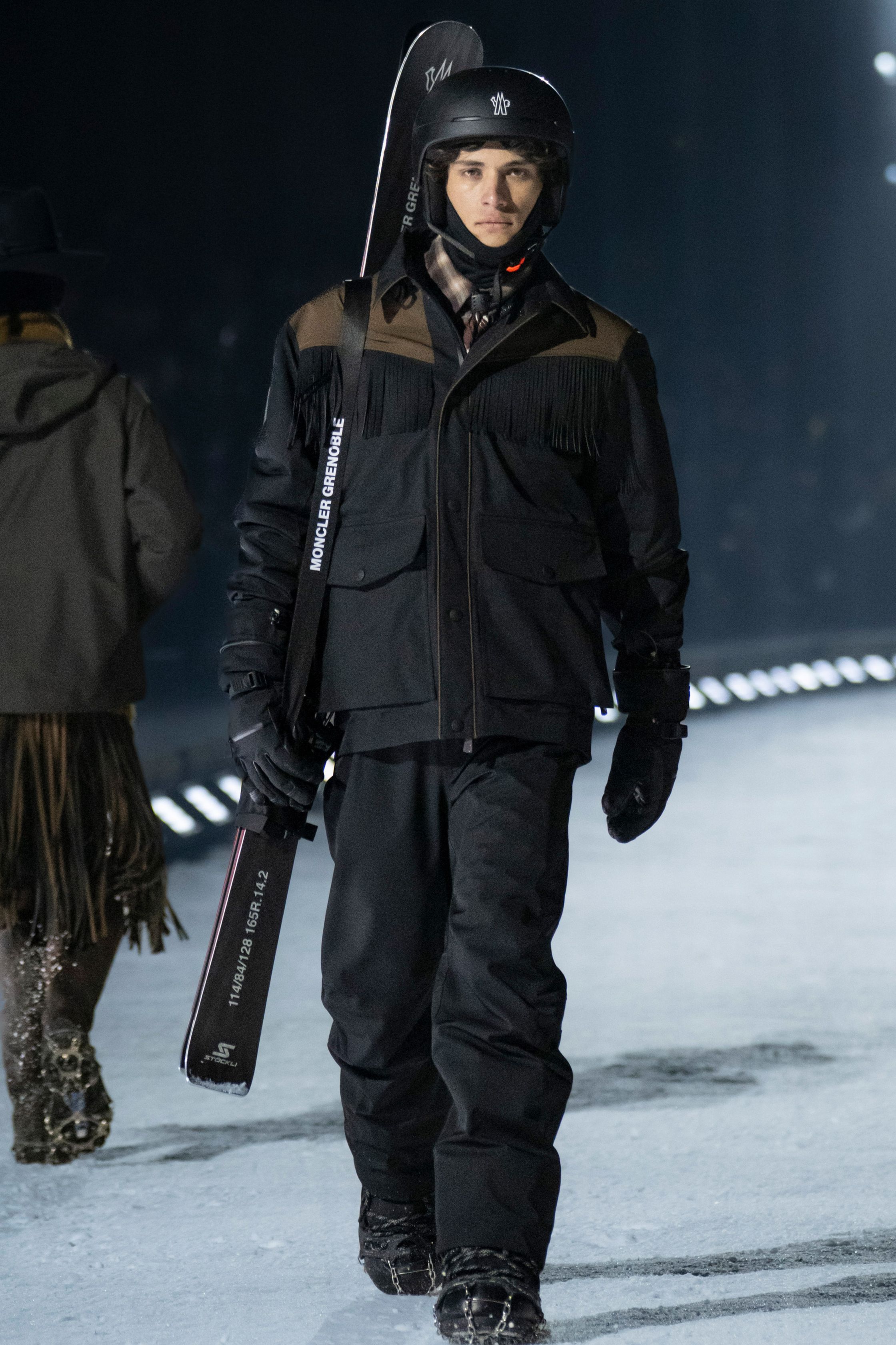 Moncler Grenoble将高山滑雪机能与都市冒险精神融合，羽绒、功能外壳与皮草细节交织出极寒环境下的时装表达，在冰雪跑道上释放硬核奢华-顽石频道趋势研究